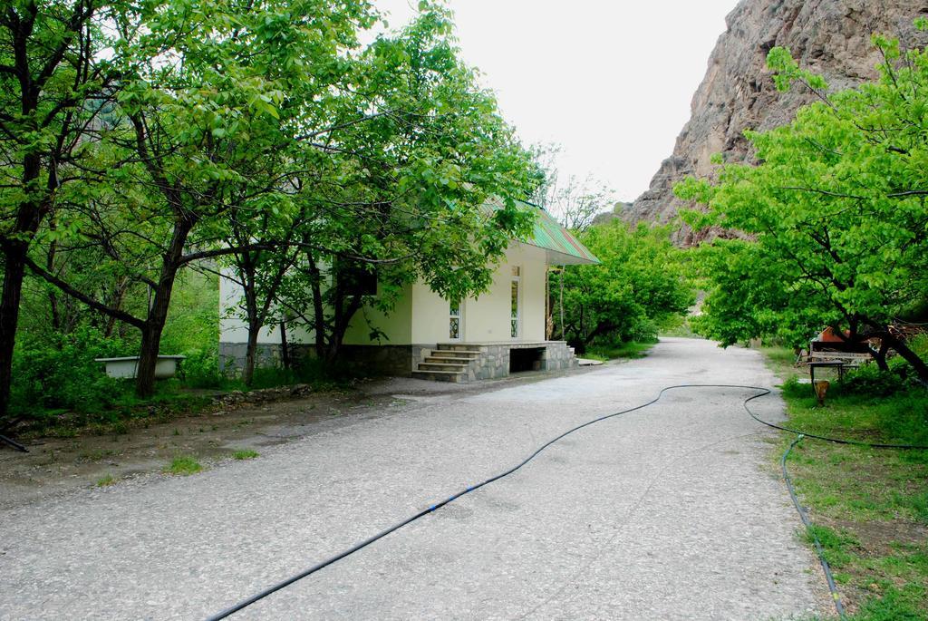 Park-Hotel Khoren'S Lake Areni Екстериор снимка
