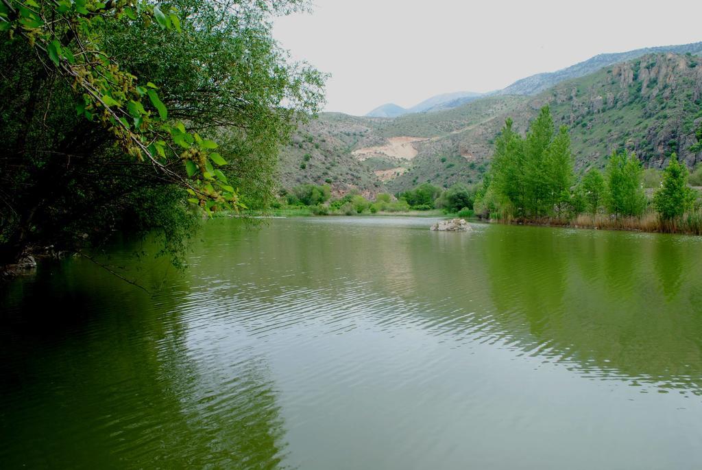 Park-Hotel Khoren'S Lake Areni Екстериор снимка